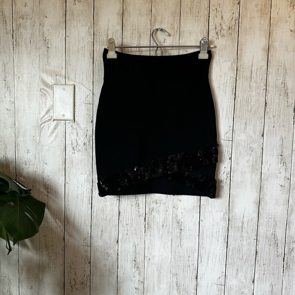 BCBGMAXAZRIA Size S Stretch and Sequin Bandage Mini Skirt. - Picture 4 of 10